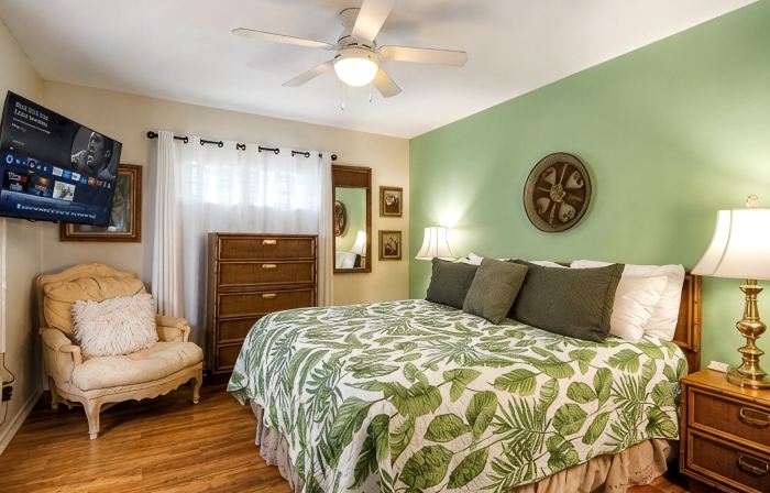 Romantic Lakefront Retreat: Hot Tub, Private Deck, Screened Porch, Dock & Kayaks