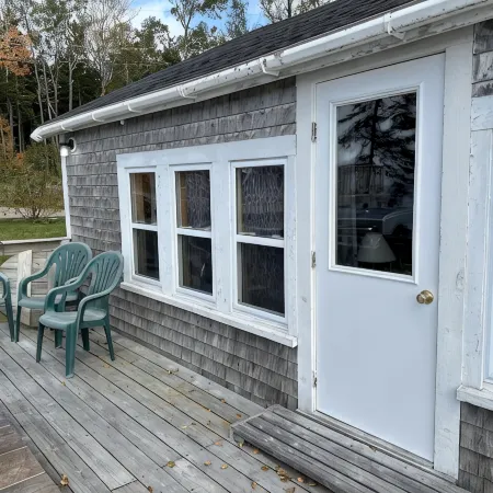 Cozy 1 bedroom cabin a few steps from Gardner Lake