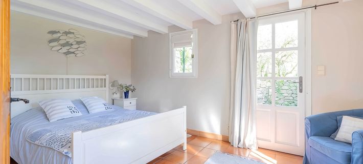 Pretty stone mazet for 2 people surrounded by a 2 hectare park Hotels in Uzes