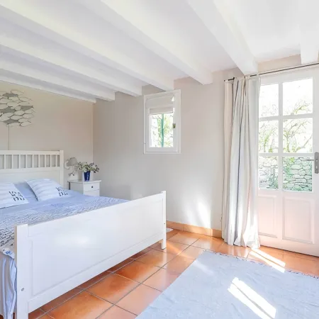 Pretty stone mazet for 2 people surrounded by a 2 hectare park