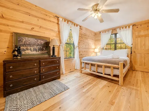 Private 2Br Cabin Fireplace, Deck + Firepit - 2-Star