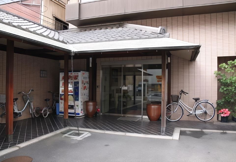 호텔 구라모토의 외부 전경 및 간판 사진