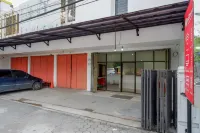 RedDoorz Near Pacific Mall Tegal 2 Hôtels à : Margadana