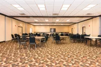 Ramada by Wyndham Birmingham Airport Отели в г. Фултондейл