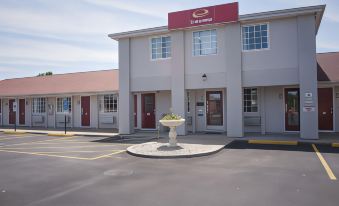 Econo Lodge Inn & Suites South