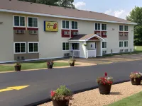 Super 8 by Wyndham Chisago City Hotels in Columbus