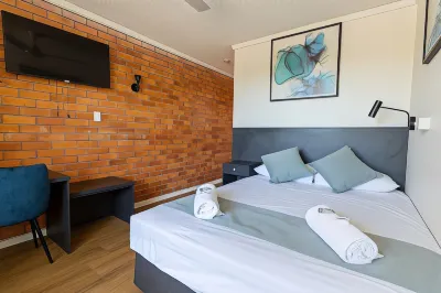 The Club Hotel Hotels near Heron Island ferry terminal