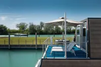 Tranquilla Marina Azzurra Resort Casa galleggiante 2BR 6 posti letto