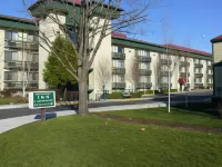 Rogue Regency Inn & Suites