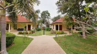 Beautiful Bungalow With Shared Outdoor Pool And 2km From The Sandy Beach 住宿飯店