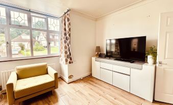 Immaculate 2-Bed House in Potters Bar