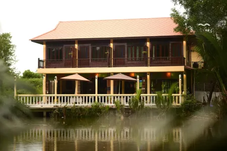 River Jam Amphawa Отели рядом с достопримечательностью «Wat Bang Khae Noi»