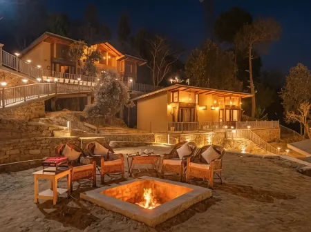 Rudraa resort and restaurant Отели в г. Алмора