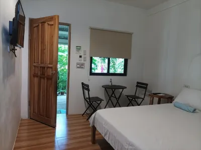 LightHaus DP Garden Resort Hotel in zona Caticugan Marine Sanctuary