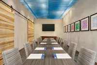 Holiday Inn Express & Suites Hayward - Mission Foothills