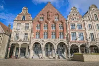 أوتل ليه تروا لوبار فنادق في Arras