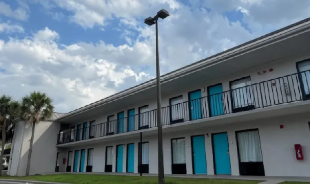 Clarion Inn & Suites Kissimmee-Lake Buena Vista South