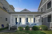 Great Beach Bungalow, steps from the ocean!! Free Wifi & Beach Tags!!