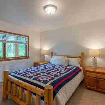 Family-friendly 3-bedroom house with lake views Rooms