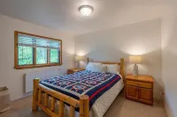 Family-friendly 3-bedroom house with lake views