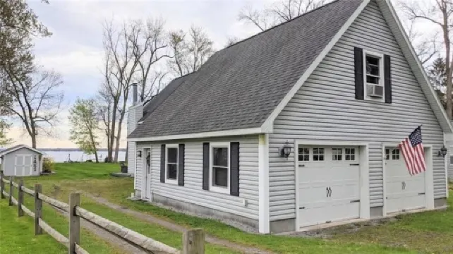 Beautiful Oneida Lake Shore Home and Yard