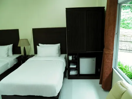 Ruen Narisra Resort Отели рядом с достопримечательностью «Wat Chetuphon»