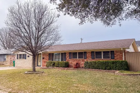 Spacious Retreat - Contractor-Friendly, Great for Families