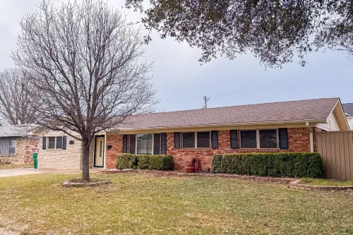 Spacious Retreat - Contractor-Friendly, Great for Families