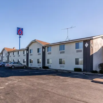 Motel 6 Barkeyville, PA