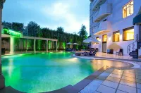 โรงแรมฮาวาร์ด พลาซ่า - ดิ เฟิร์น อักรา - ที่มีสระว่ายน้ำ