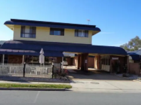 Parkway Motel Hotels in Queanbeyan