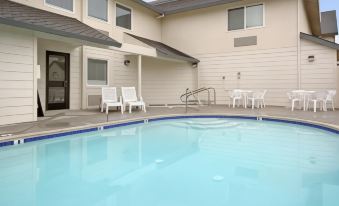 Super 8 by Wyndham Cloverdale Wine Country