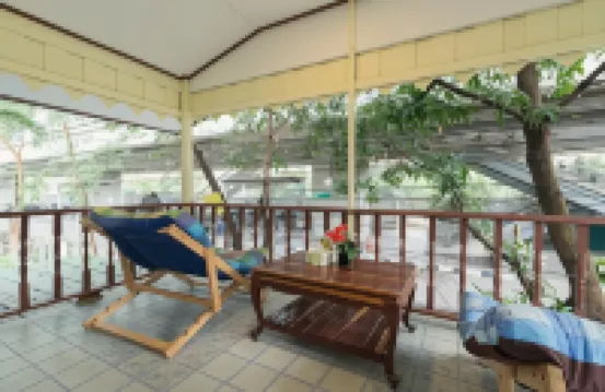 หนังตาหย่อนที่บ้านทับช้าง โฮสเทล