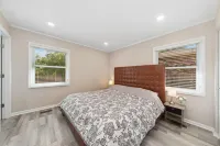 Single Family home in Schaumburg, IL 3 bed/ 2 full baths/ fully fenced backyard 엘크그루브빌리지 호텔