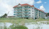 Beach Front Condo. Toes in the Sand. Family Friendly!!