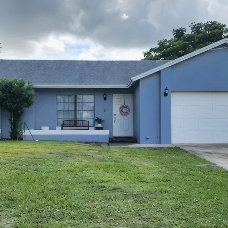 Charming 3-bedroom Pool House with WiFi and AC in Palm Bay
