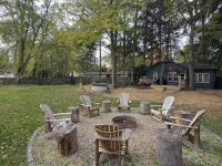 Charming Lake Cottage - 3 Bedrooms, Hot Tub, Sauna, Large Yard Hotels in Chikaming Township