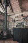 The Lodge @ SkyCamp: Cozy cabin with hot tub 15min from Stevens Pass - シャレー