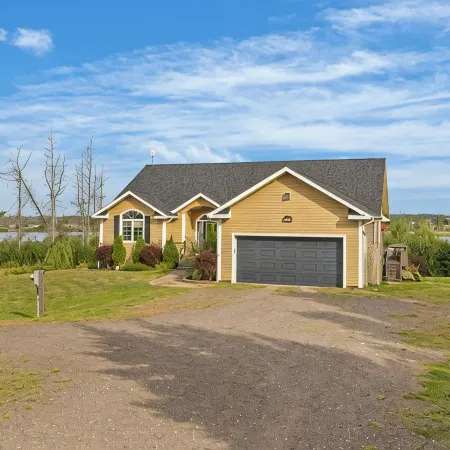 Bay Shore Country Home - Elegant and spacious home with beautiful water views