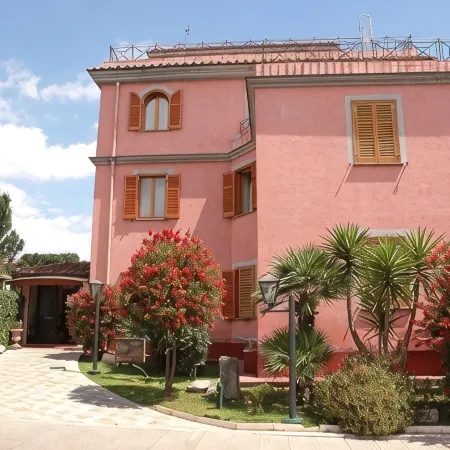 Hotel Arco di Travertino Отели рядом с достопримечательностью «Аппио-Латино»