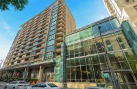 Modern 1-Bedroom City View High Rise Condo with Balcony Gym Pool Free Parking