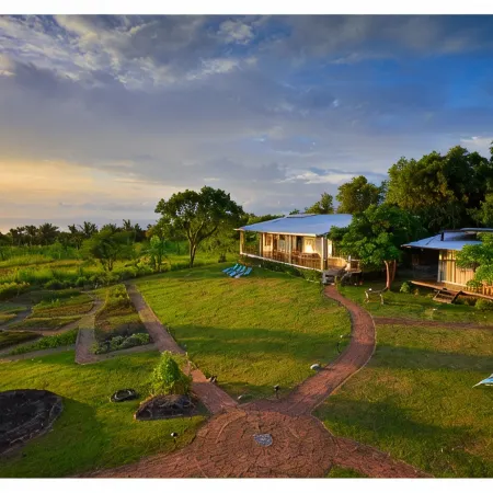 May l Dulan View Bed and Breakfast Отели рядом с достопримечательностью «Зеленый туннель в Вулинь»