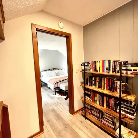 3-bedroom house in serene Saw Creek Estates with WiFi, AC, access to pools, lake