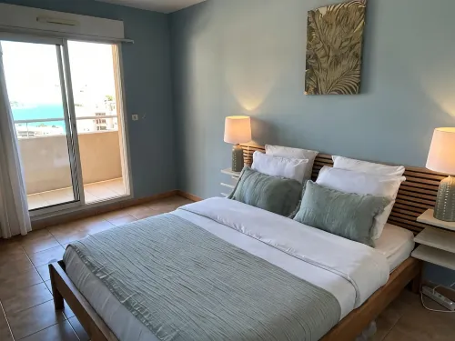 Sunnydaze Monaco beach apartment - 애견동반