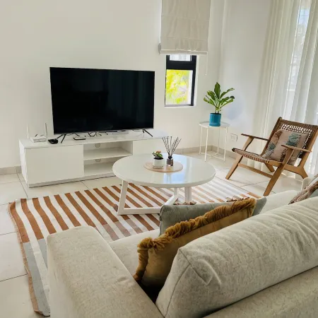 2 min-walk to the beach, superb 2-bedroom apartment