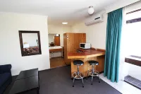 Waterview Gosford Motor Inn - parking
