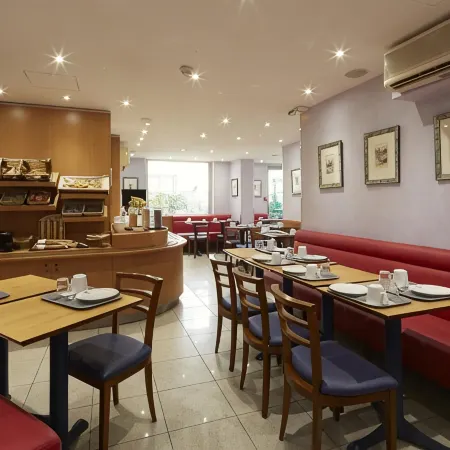 Campanile PRIME - Paris 14 Maine Montparnasse Отели рядом с достопримечательностью «Станция RER Denfert Rochereau»
