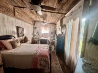 Charming pet friendly 2-bedroom cabin in lovely Monroe with WiFi, AC - 3-Star