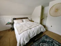 Cozy cabin >> Hottub, WiFi, AC. Easy access to outdoors activities year around
