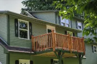 Hinesburg hideaway with hot tub! Hotels in 